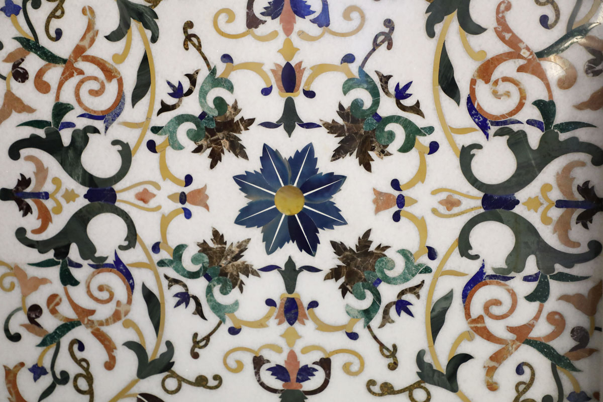 Marble top with white base with inlays with stones - Furniture accessories, Tables and Desks Marble top with white base with inlays with stones - Furniture accessories, Tables and Desks