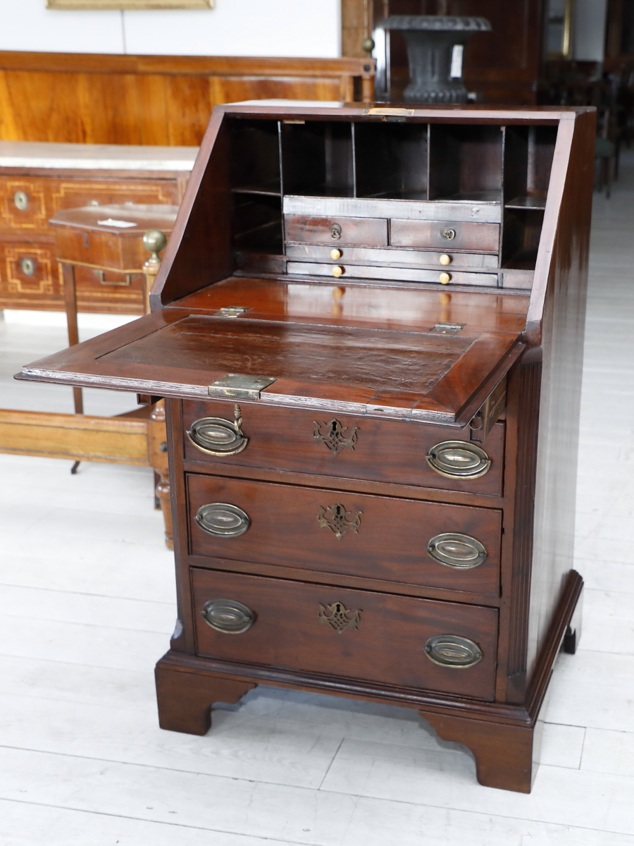 Small flap chest in mahogany, English, restored - Secretaires and Flap Chests Small flap chest in mahogany, English, restored - Secretaires and Flap Chests