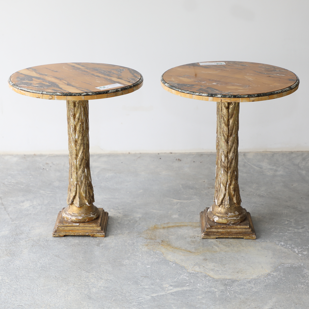 Tavolino ovale in legno dorato Origine Italia Epoca 800 - Tavoli e Scrittoi Tavolino ovale in legno dorato Origine Italia Epoca 800 - Tavoli e Scrittoi