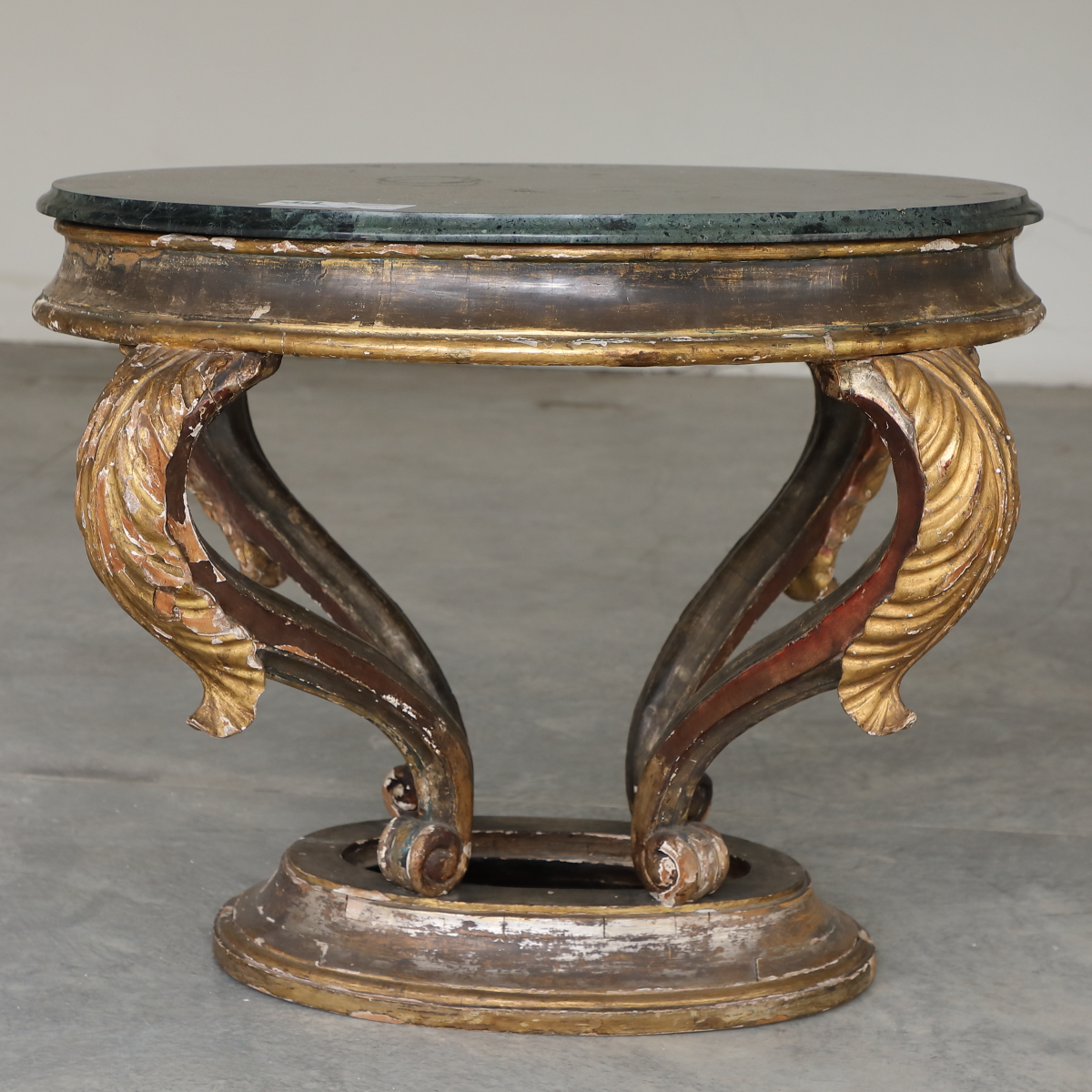 Oval occasional table in gilded wood, Italian origin, 19th century - Tables and Desks Oval occasional table in gilded wood, Italian origin, 19th century - Tables and Desks