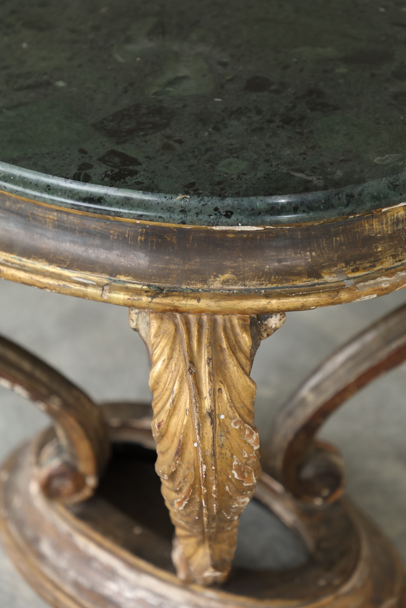 Oval occasional table in gilded wood, Italian origin, 19th century - Tables and Desks Oval occasional table in gilded wood, Italian origin, 19th century - Tables and Desks