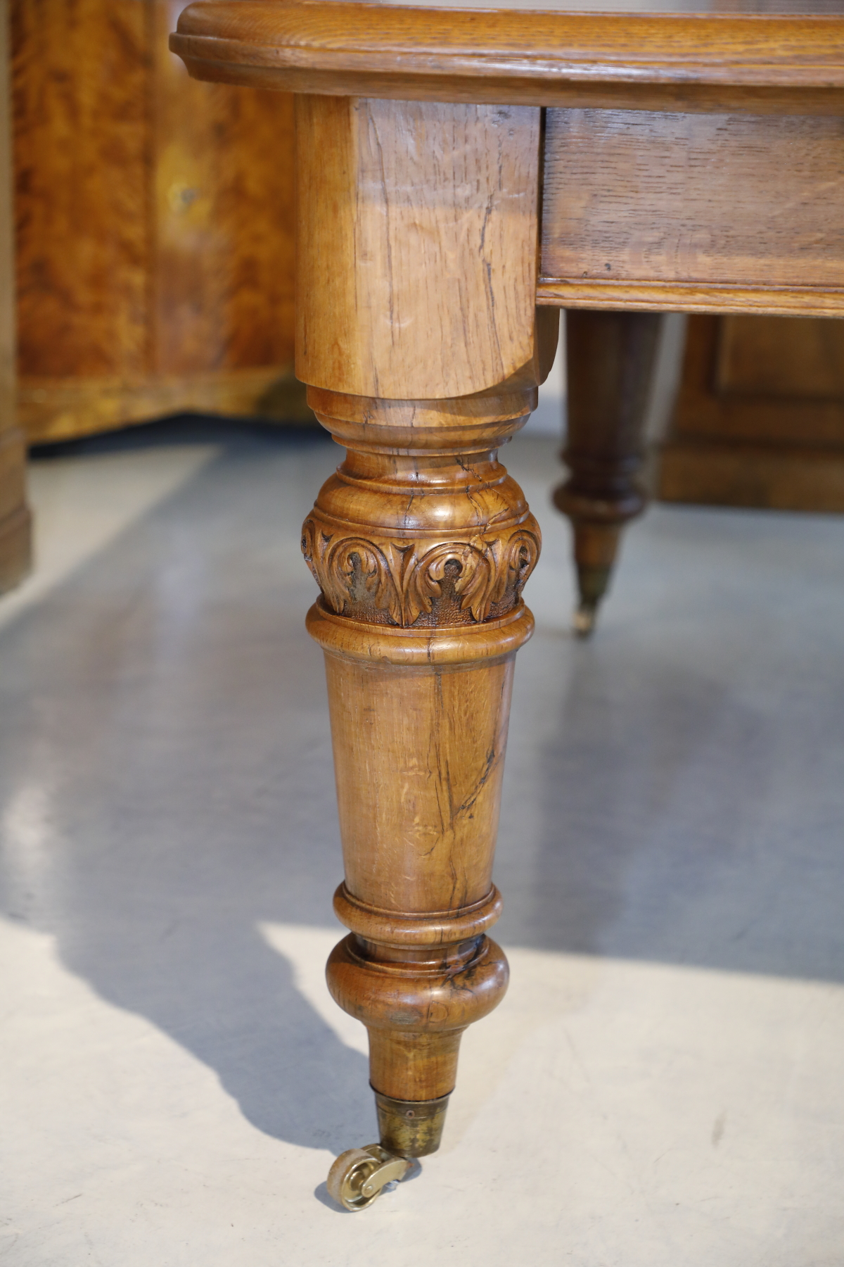 Wind-out extending table in oak - Tables and Desks Wind-out extending table in oak - Tables and Desks