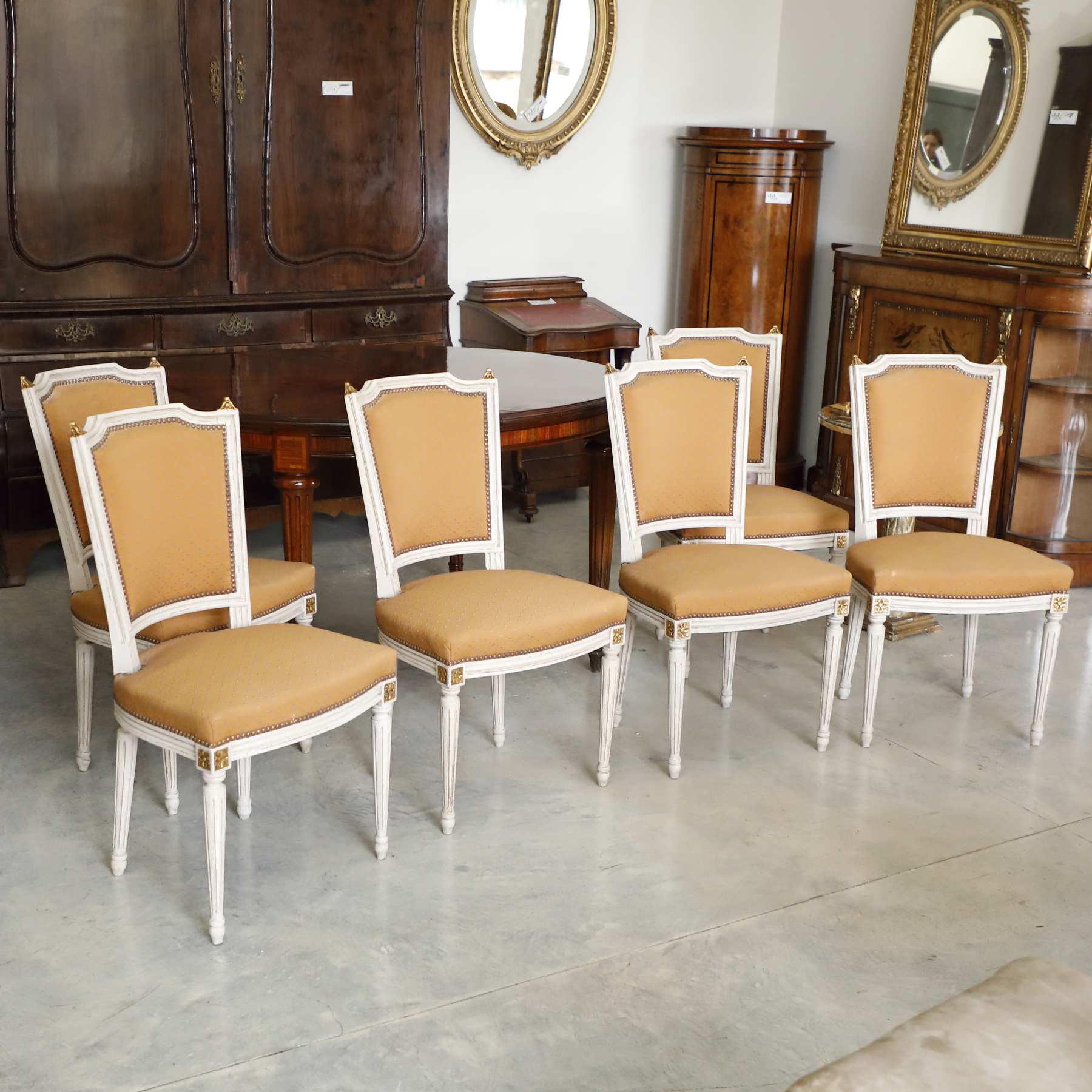 Set of 6 chairs in lacquered and gilded wood. - Chairs and Armchairs Set of 6 chairs in lacquered and gilded wood. - Chairs and Armchairs