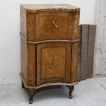 Louis XVI bedside table in walnut with floral motif inlay - Bedside tables Louis XVI bedside table in walnut with floral motif inlay - Bedside tables