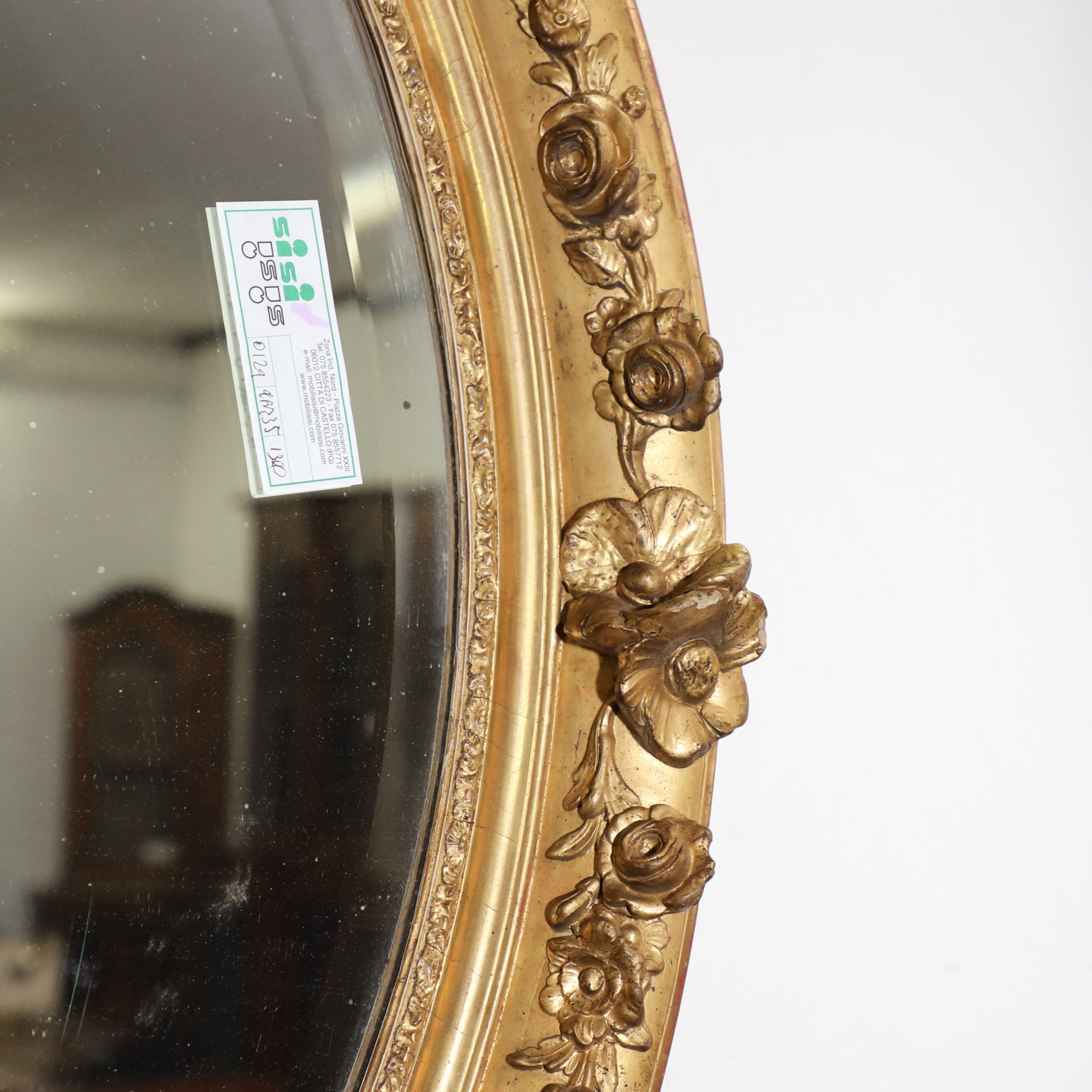 Specchiera ovale in legno dorato con fiori intagliati - Specchiere Specchiera ovale in legno dorato con fiori intagliati - Specchiere