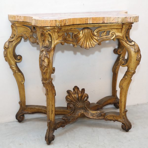 Importante consolle  sagomata in legno dorato con piano in marmo policromo intarsiato - Consolle