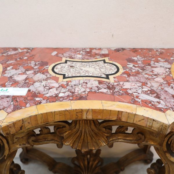 Importante consolle  sagomata in legno dorato con piano in marmo policromo intarsiato - Consolle
