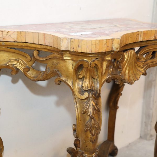 Importante consolle  sagomata in legno dorato con piano in marmo policromo intarsiato - Consolle