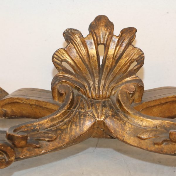 Importante consolle  sagomata in legno dorato con piano in marmo policromo intarsiato - Consolle