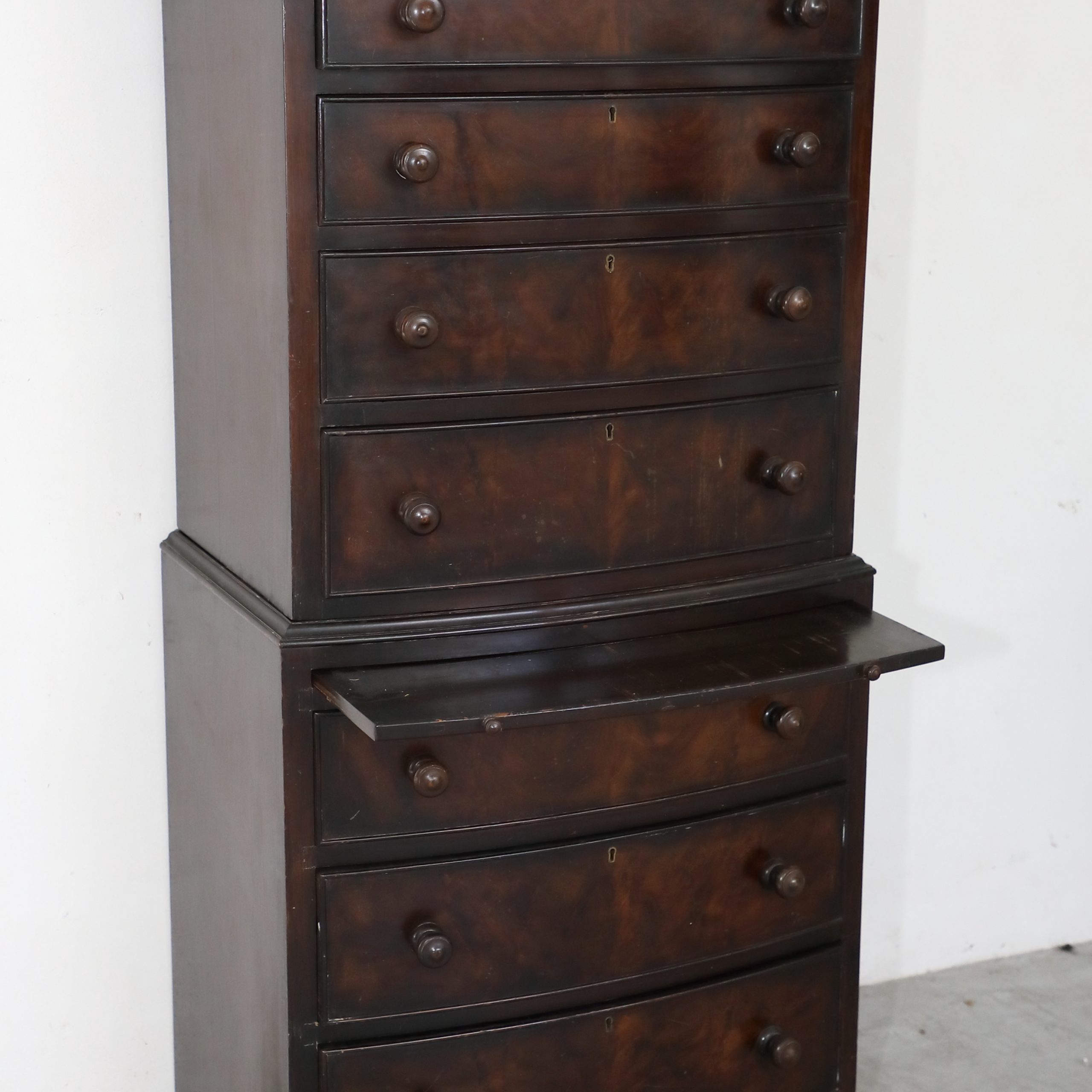 Tallboy in mahogany with intermediate pull-out, English origin, early 20th century - Commodes Tallboy in mahogany with intermediate pull-out, English origin, early 20th century - Commodes