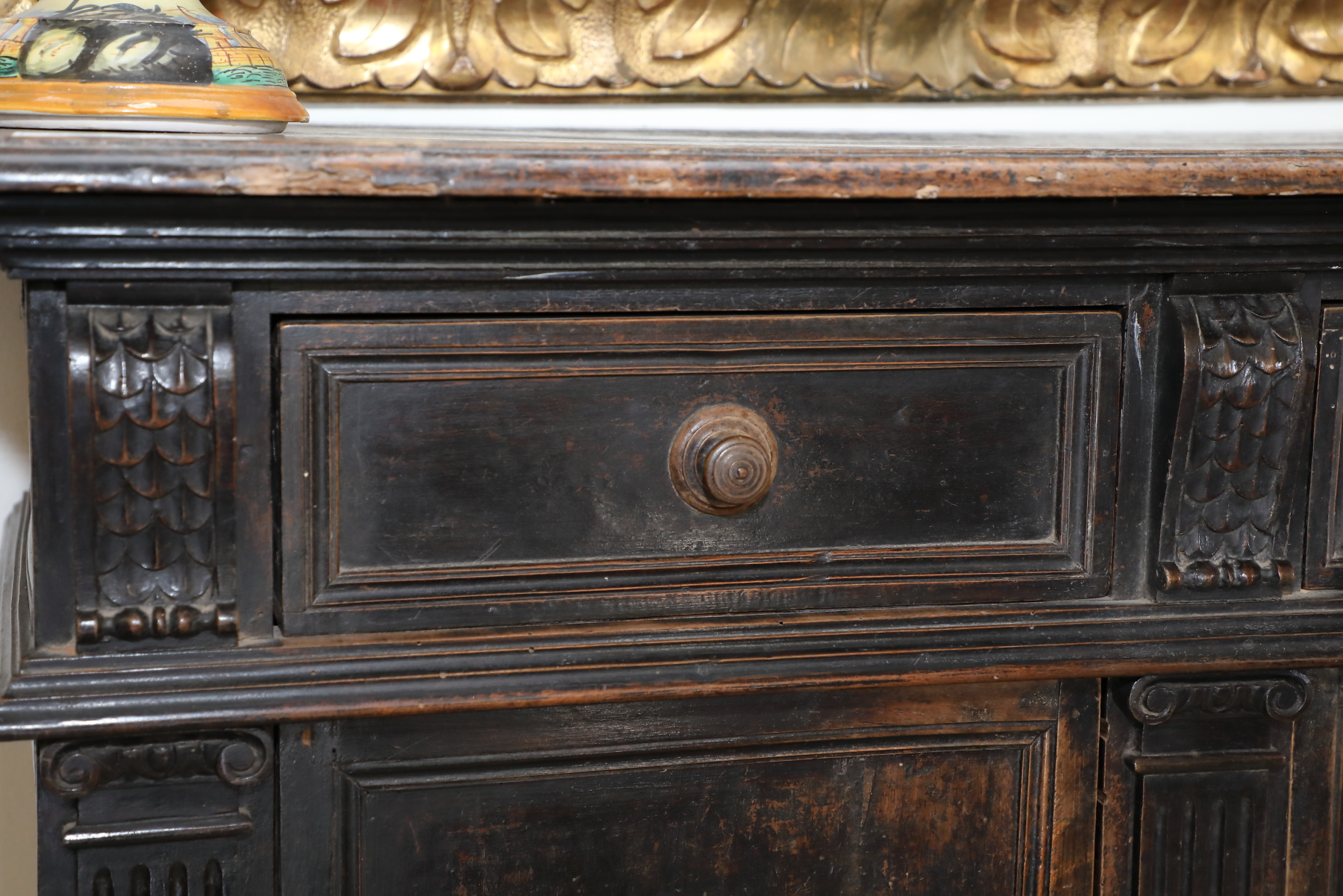 Credenza italiana in stile seicentesco con due ante - Credenze Credenza italiana in stile seicentesco con due ante - Credenze
