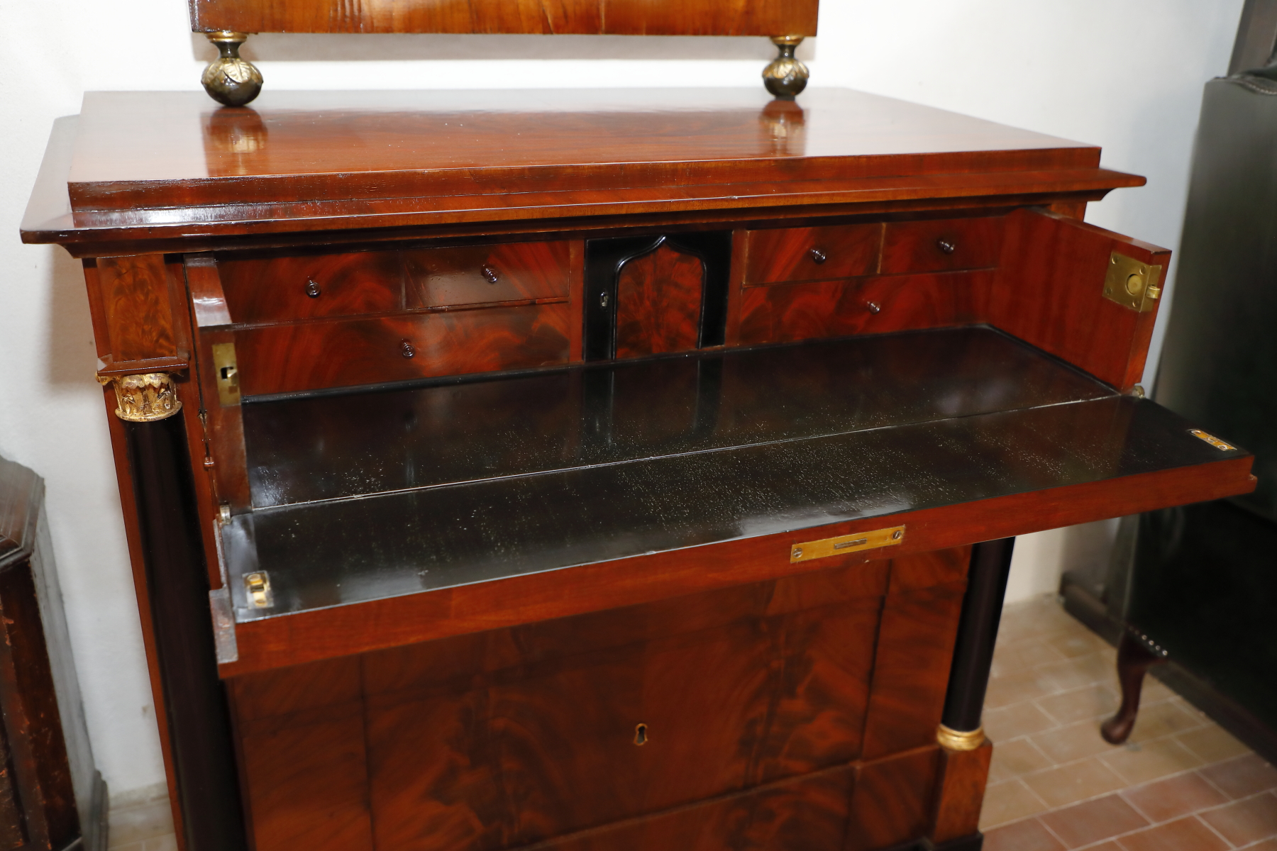 Comoncino secretaire in mogano impero con colonnine ebanizzate - Comò, Secretaire e Ribalte Comoncino secretaire in mogano impero con colonnine ebanizzate - Comò, Secretaire e Ribalte