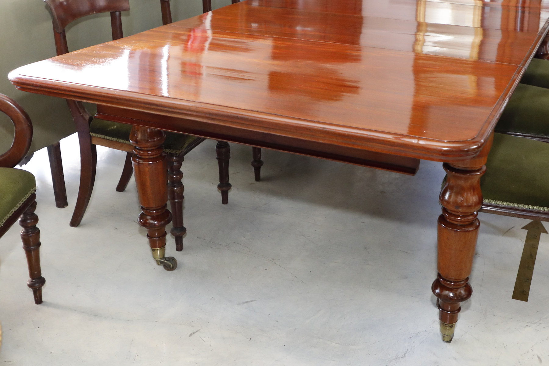 Tavolo a manovella allungabile in mogano con allunghe - Tavoli e Scrittoi Tavolo a manovella allungabile in mogano con allunghe - Tavoli e Scrittoi