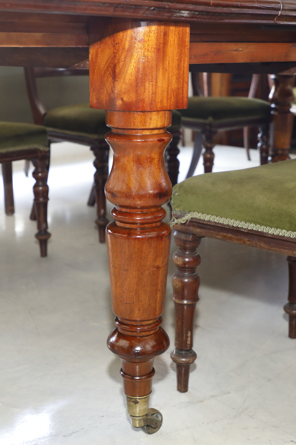 Tavolo a manovella allungabile in mogano con allunghe - Tavoli e Scrittoi Tavolo a manovella allungabile in mogano con allunghe - Tavoli e Scrittoi