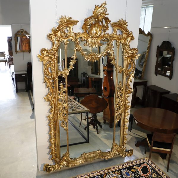 Grande specchiera italiana in legno dorato intagliato - Specchiere, Uncategorized