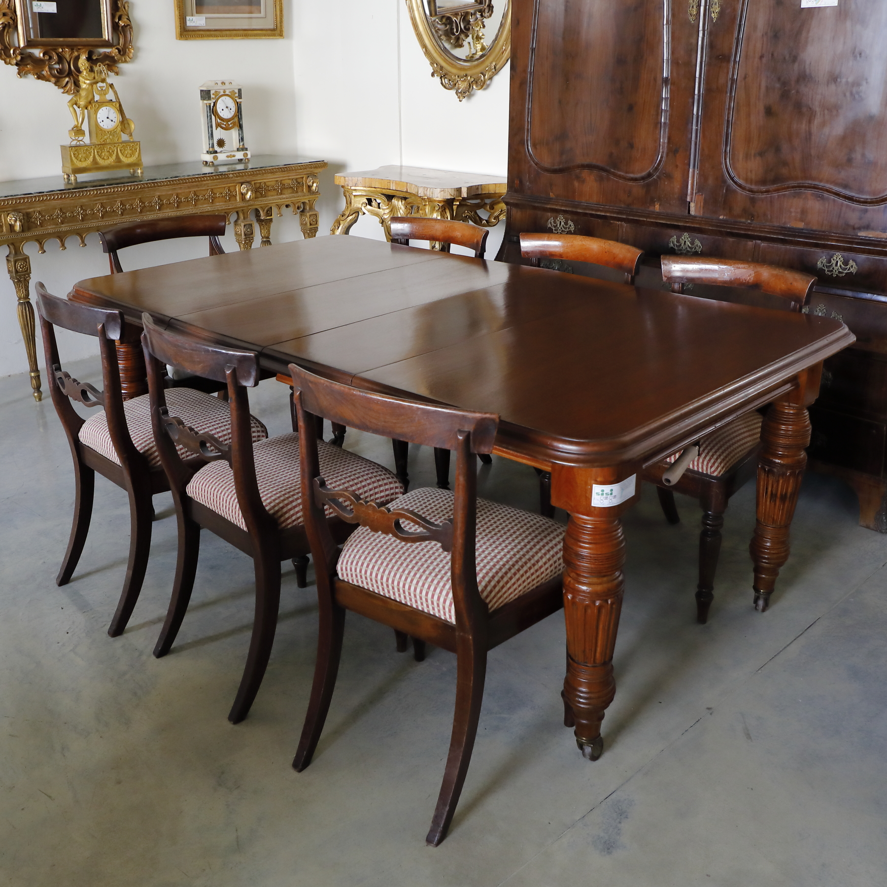 Tavolo fisso in mogano e piuma di mogano con gambe a sciabola - Tavoli e Scrittoi Tavolo fisso in mogano e piuma di mogano con gambe a sciabola - Tavoli e Scrittoi