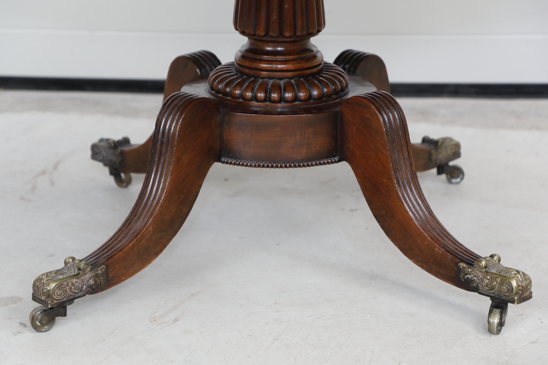 Tavolo fisso in mogano e piuma di mogano con gambe a sciabola - Tavoli e Scrittoi Tavolo fisso in mogano e piuma di mogano con gambe a sciabola - Tavoli e Scrittoi