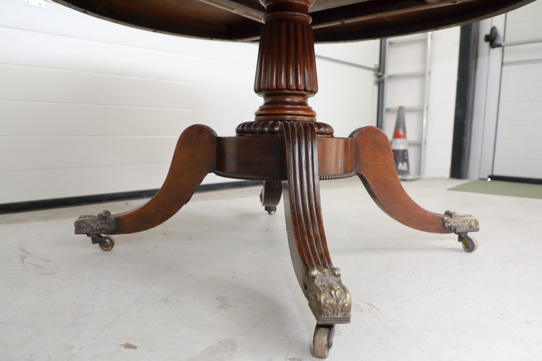 Tavolo fisso in mogano e piuma di mogano con gambe a sciabola - Tavoli e Scrittoi Tavolo fisso in mogano e piuma di mogano con gambe a sciabola - Tavoli e Scrittoi