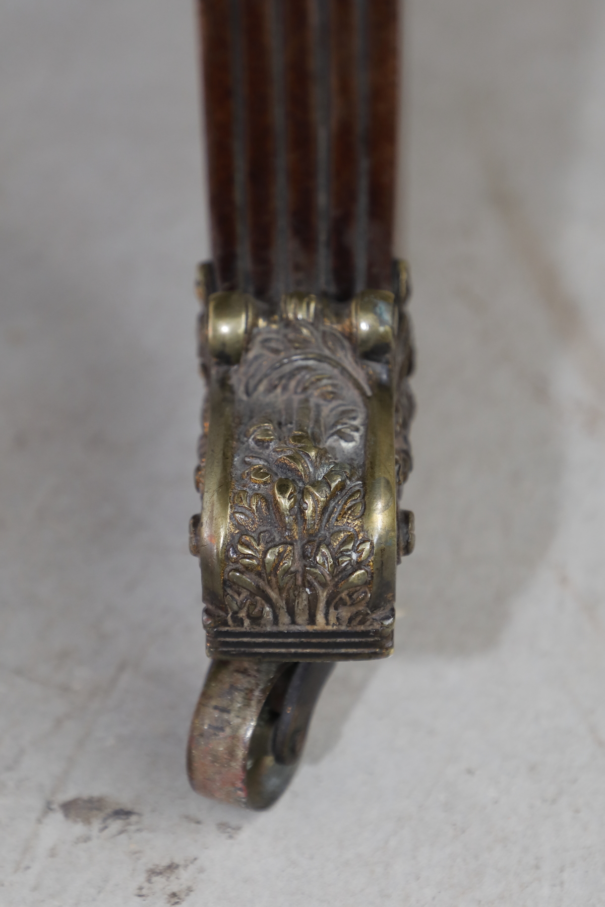 Tavolo fisso in mogano e piuma di mogano con gambe a sciabola - Tavoli e Scrittoi Tavolo fisso in mogano e piuma di mogano con gambe a sciabola - Tavoli e Scrittoi