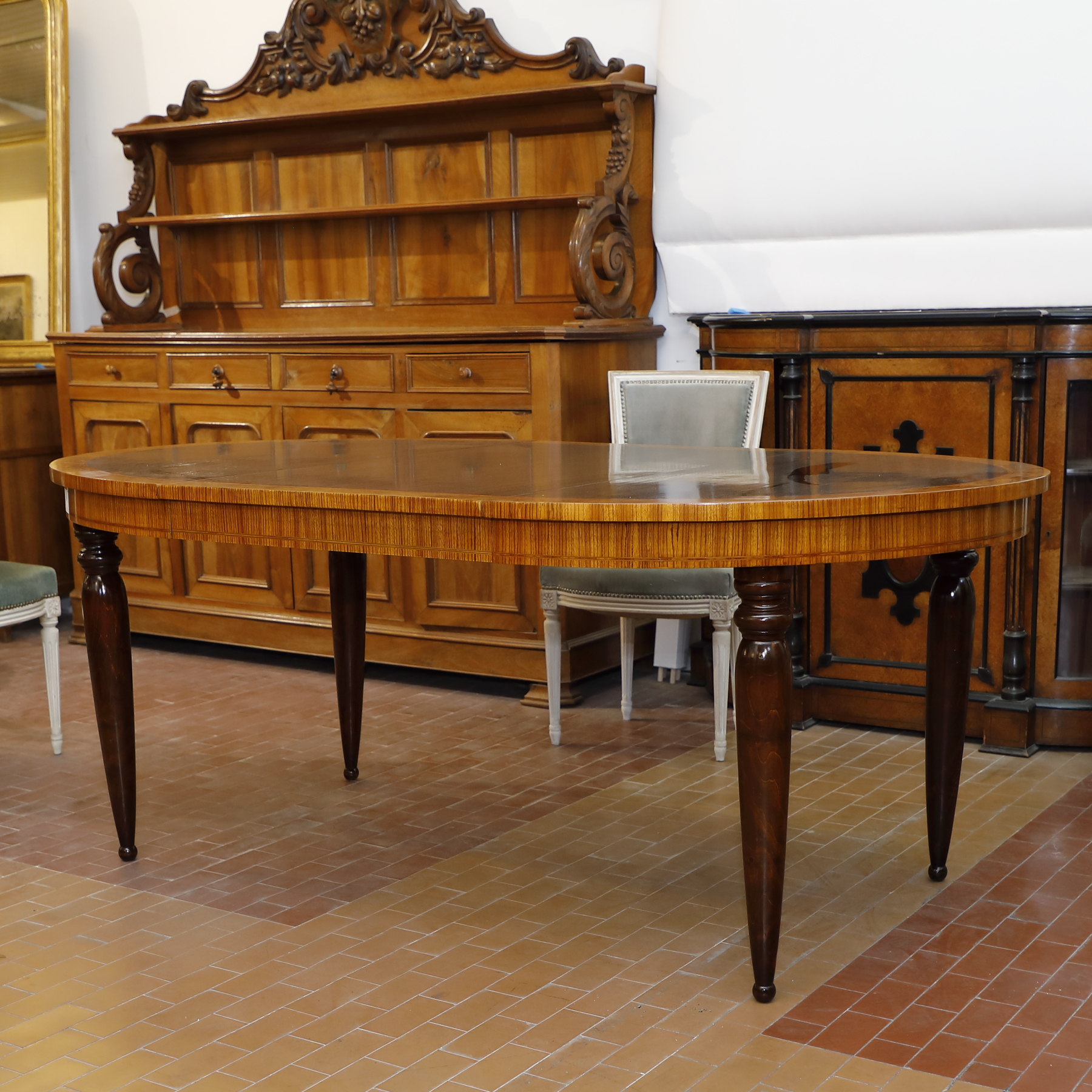 Tavolo ovale allungabile con gambe mosse .Origine Inglese Epoca Vittoriana - Tavoli e Scrittoi