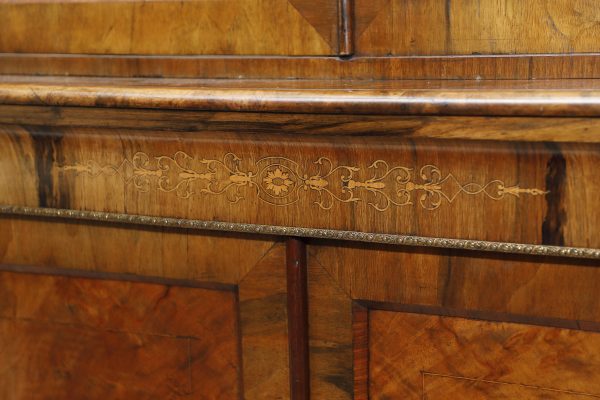 Bookcase Inglese Vittoriana  in noce e radica di noce intarsiata - Librerie, Vetrine