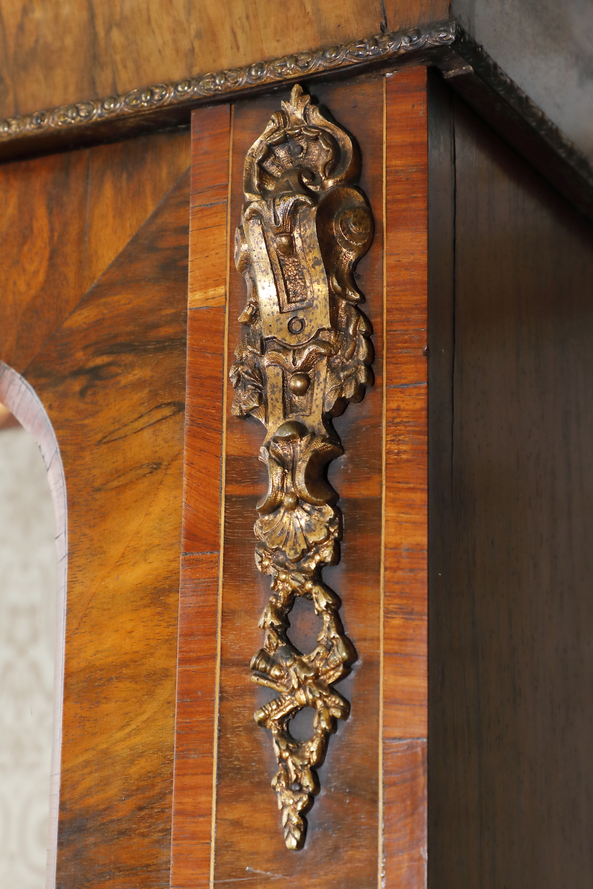 Bookcase Inglese Vittoriana  in noce e radica di noce intarsiata - Librerie, Vetrine Bookcase Inglese Vittoriana  in noce e radica di noce intarsiata - Librerie, Vetrine