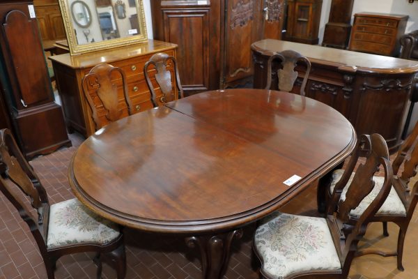 Tavolo ovale allungabile con gambe mosse .Origine Inglese Epoca Vittoriana - Tavoli e Scrittoi