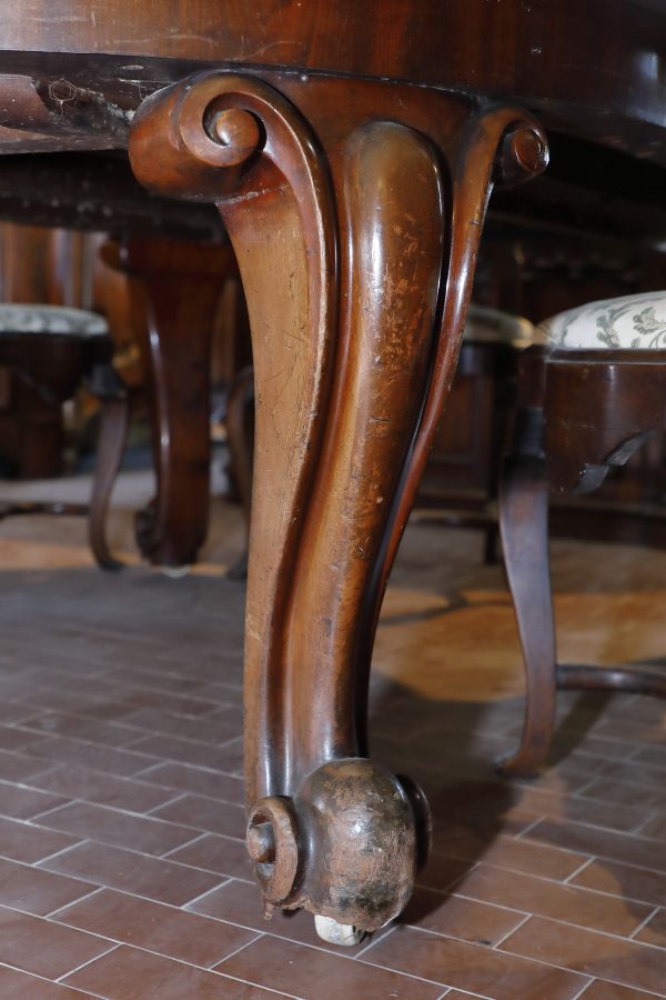 Tavolo ovale allungabile con gambe mosse .Origine Inglese Epoca Vittoriana - Tavoli e Scrittoi