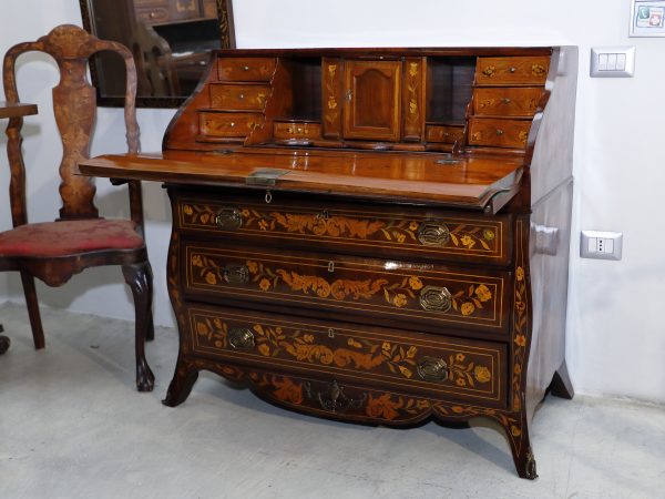 Ribalta con calatoia a serpentina intarsiata a motivi floreali.Primi 800 - Secretaire e Ribalte
