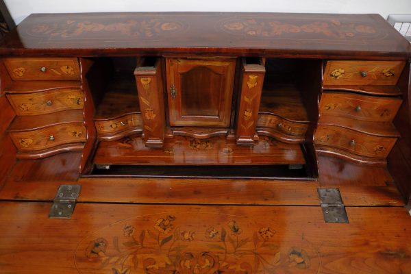 Ribalta con calatoia a serpentina intarsiata a motivi floreali.Primi 800 - Secretaire e Ribalte