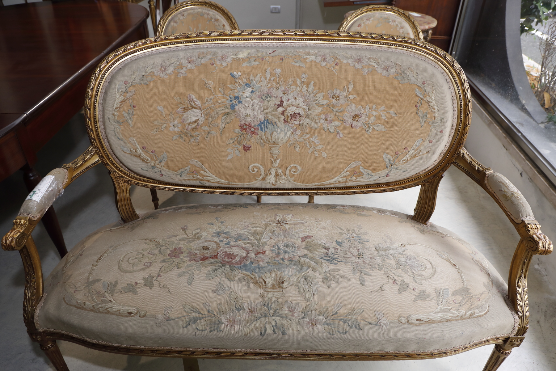 Salotto 5 pezzi in legno dorato di origine francese con tessuto Aubusson Epoca Seconda metà 800 - Divani, Sedie e Poltrone Salotto 5 pezzi in legno dorato di origine francese con tessuto Aubusson Epoca Seconda metà 800 - Divani, Sedie e Poltrone