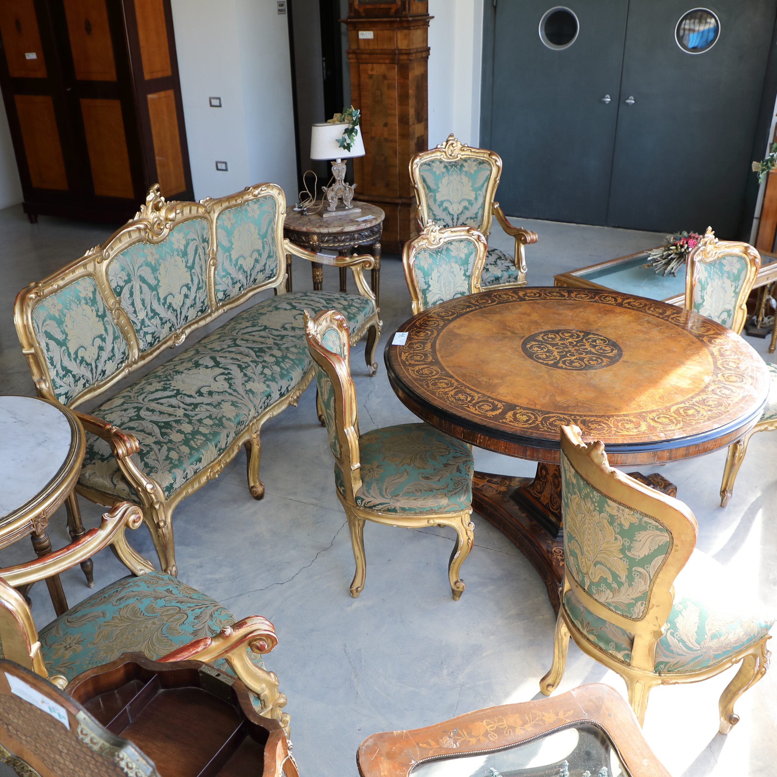 Salotto 5 pezzi in legno dorato di origine francese con tessuto Aubusson Epoca Seconda metà 800 - Divani, Sedie e Poltrone Salotto 5 pezzi in legno dorato di origine francese con tessuto Aubusson Epoca Seconda metà 800 - Divani, Sedie e Poltrone