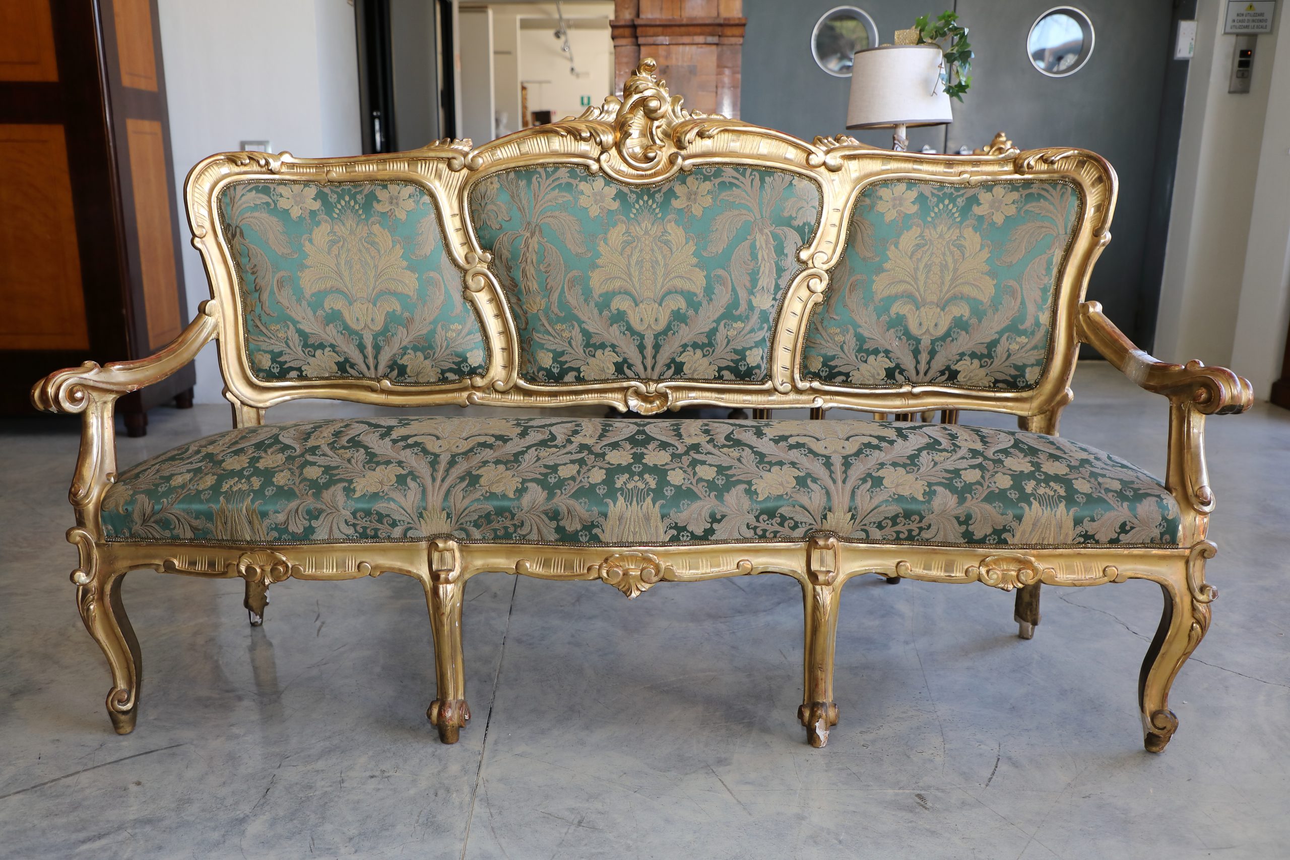 Salotto in legno dorato di origine Italiana Epoca 800 - Divani, Sedie e Poltrone Salotto in legno dorato di origine Italiana Epoca 800 - Divani, Sedie e Poltrone