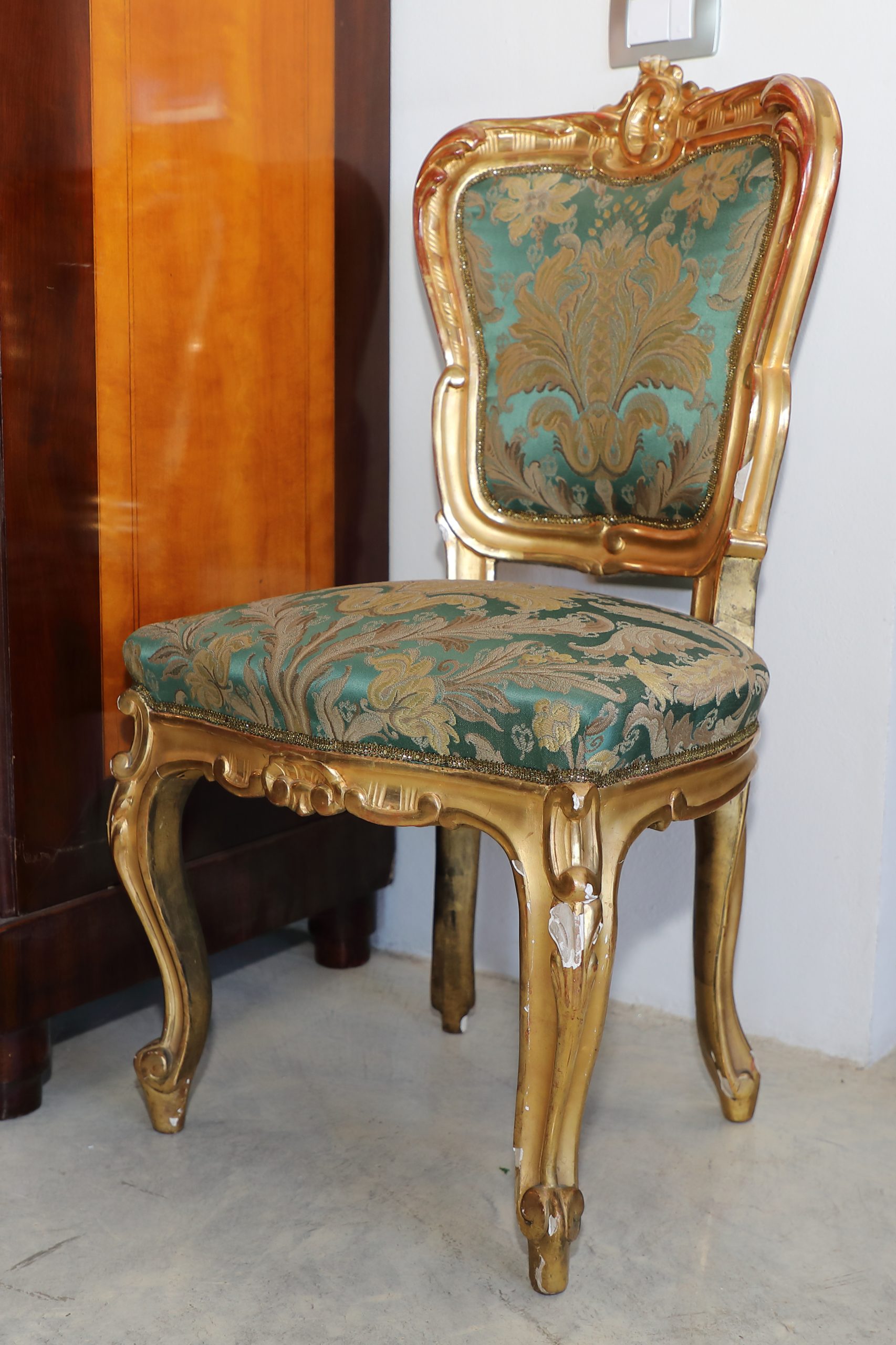 Salotto in legno dorato di origine Italiana Epoca 800 - Divani, Sedie e Poltrone Salotto in legno dorato di origine Italiana Epoca 800 - Divani, Sedie e Poltrone