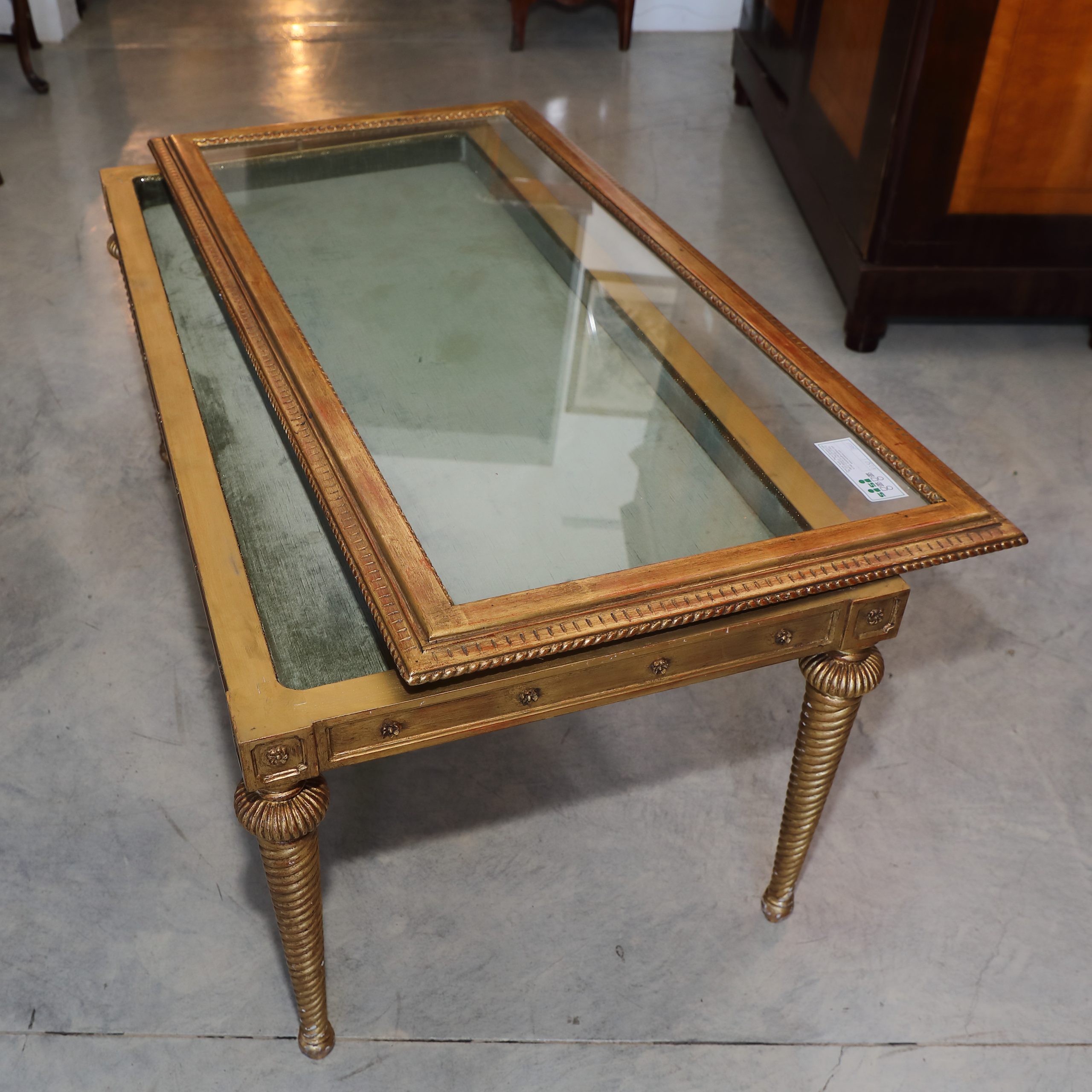 Tavolino in legno dorato apribile a bacheca origine italiana epoca 800 - Tavoli e Scrittoi, Vetrine Tavolino in legno dorato apribile a bacheca origine italiana epoca 800 - Tavoli e Scrittoi, Vetrine