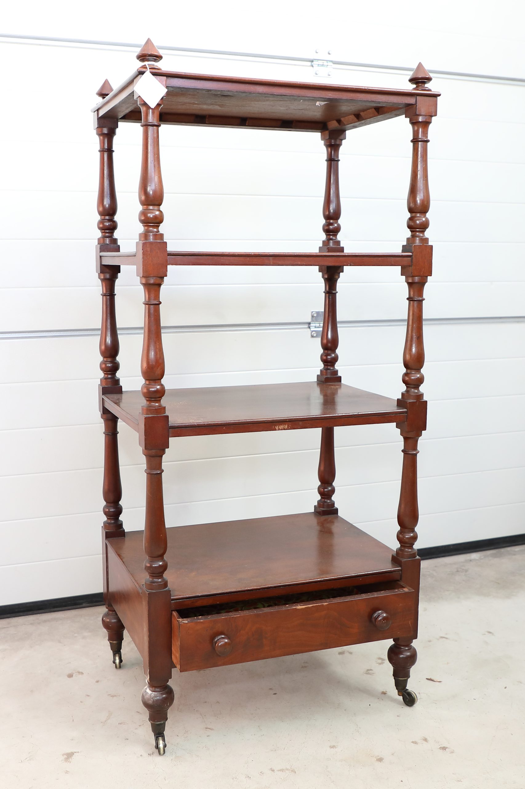 Etagere a tre ripiani in mogano origine Inglese Epoca Vittoriana - Complementi d'arredo Etagere a tre ripiani in mogano origine Inglese Epoca Vittoriana - Complementi d'arredo
