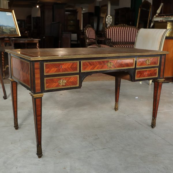 Scrivania da centro in legni vari  con piano in pelle epoca seconda metà 800 - Tavoli e Scrittoi