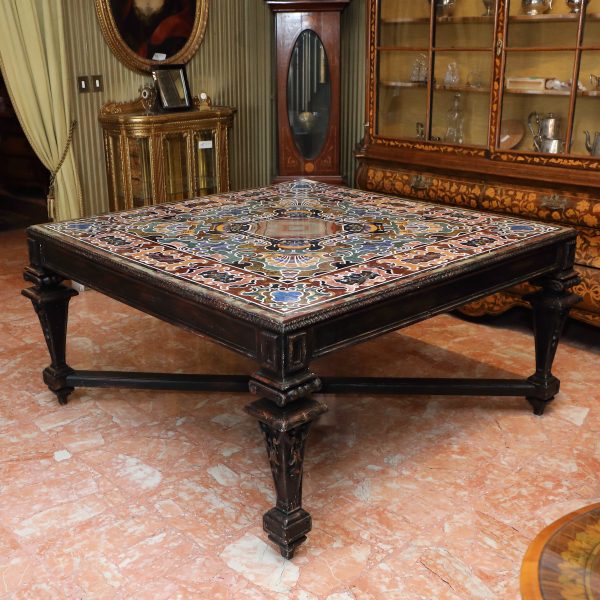 Importante tavolo quadrato in marmo con gamba in legno laccato - Tavoli e Scrittoi