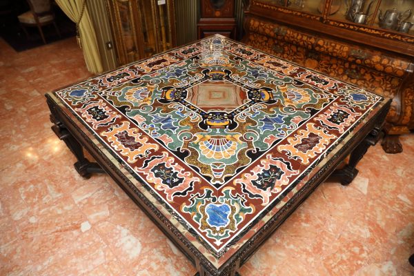 Importante tavolo quadrato in marmo con gamba in legno laccato - Tavoli e Scrittoi