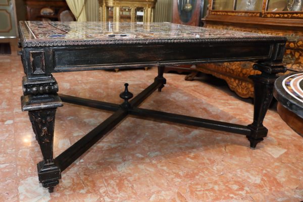 Importante tavolo quadrato in marmo con gamba in legno laccato - Tavoli e Scrittoi