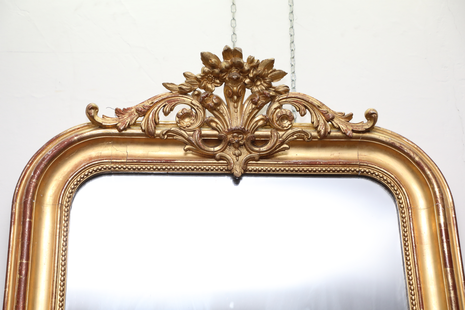 Specchiera in legno dorato con cimasa intagliata con fiori - Specchiere Specchiera in legno dorato con cimasa intagliata con fiori - Specchiere