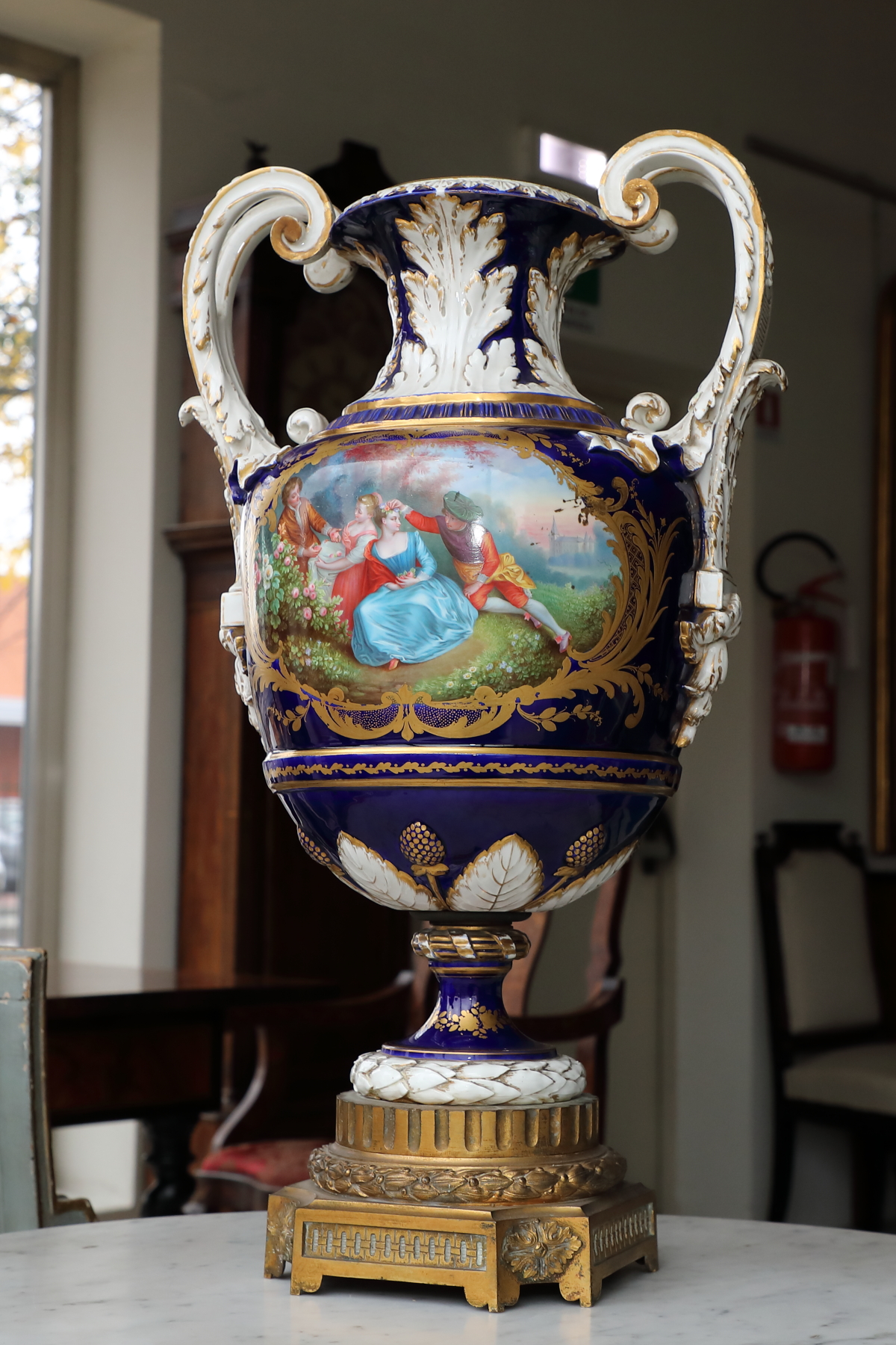 Coppia vasi in porcellana policromi e bronzo dorato sec.XIX - Complementi d'arredo Coppia vasi in porcellana policromi e bronzo dorato sec.XIX - Complementi d'arredo