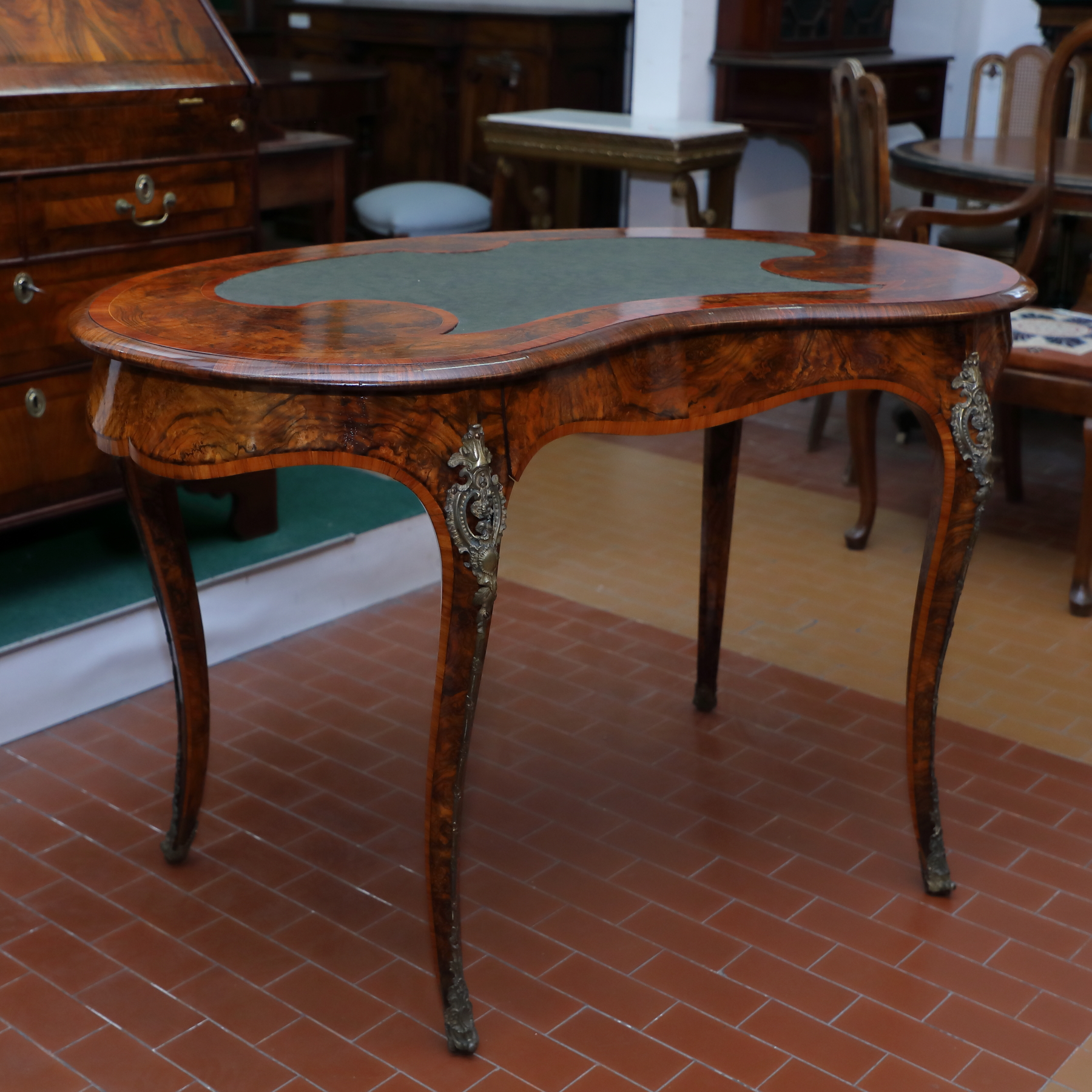 Scrittoio a fagiolo  di origine inglese in radica di noce con piano in pelle.Epoca Vittoriana - Tavoli e Scrittoi Scrittoio a fagiolo  di origine inglese in radica di noce con piano in pelle.Epoca Vittoriana - Tavoli e Scrittoi