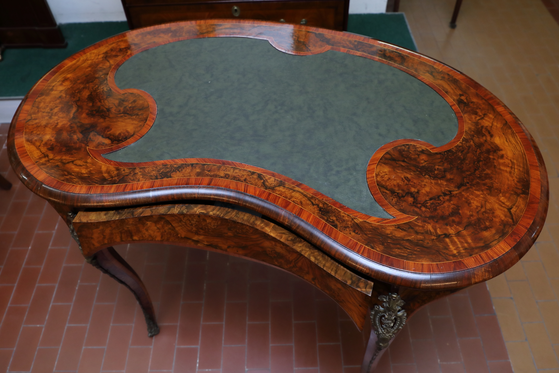 Scrittoio a fagiolo  di origine inglese in radica di noce con piano in pelle.Epoca Vittoriana - Tavoli e Scrittoi Scrittoio a fagiolo  di origine inglese in radica di noce con piano in pelle.Epoca Vittoriana - Tavoli e Scrittoi
