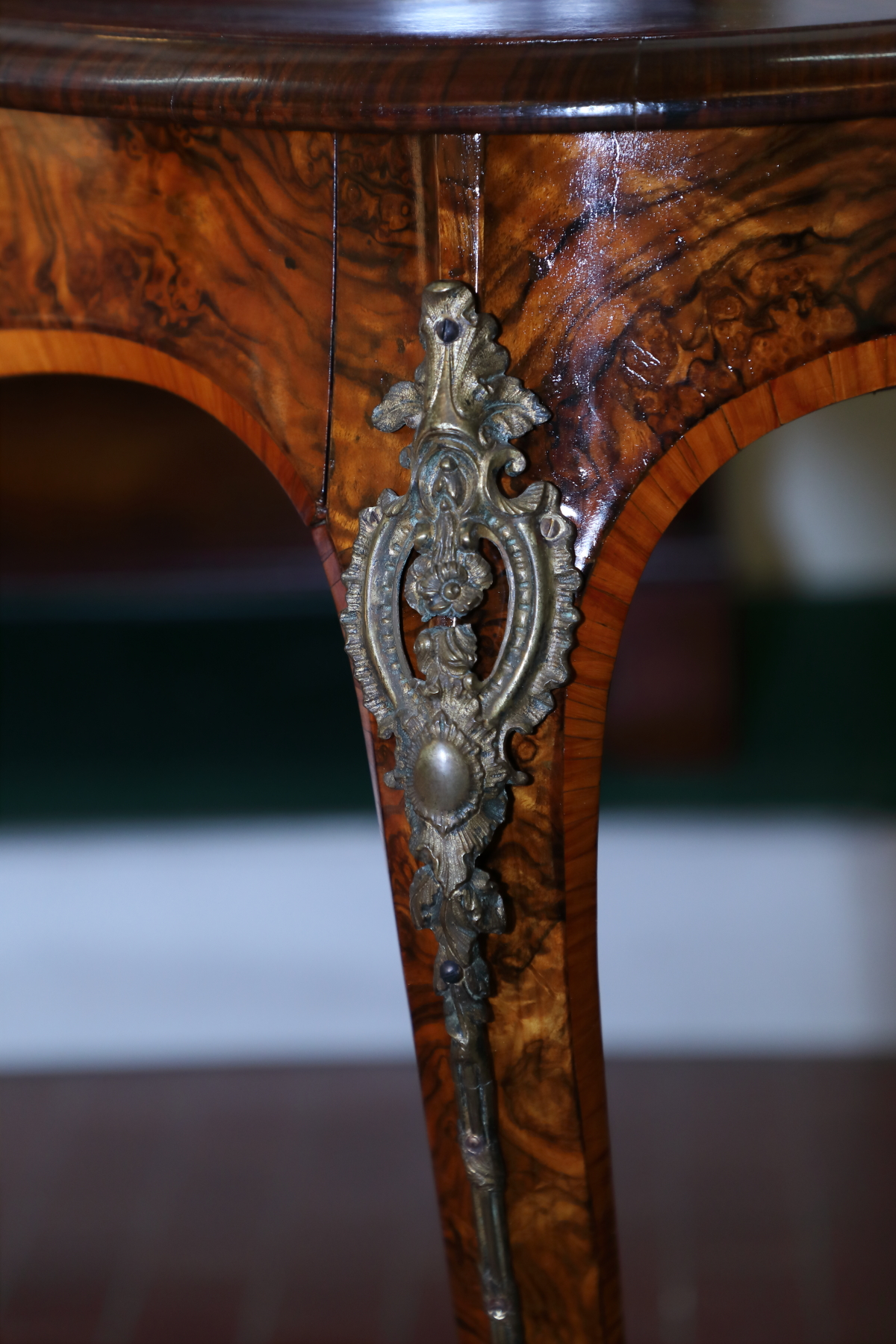 Scrittoio a fagiolo  di origine inglese in radica di noce con piano in pelle.Epoca Vittoriana - Tavoli e Scrittoi Scrittoio a fagiolo  di origine inglese in radica di noce con piano in pelle.Epoca Vittoriana - Tavoli e Scrittoi