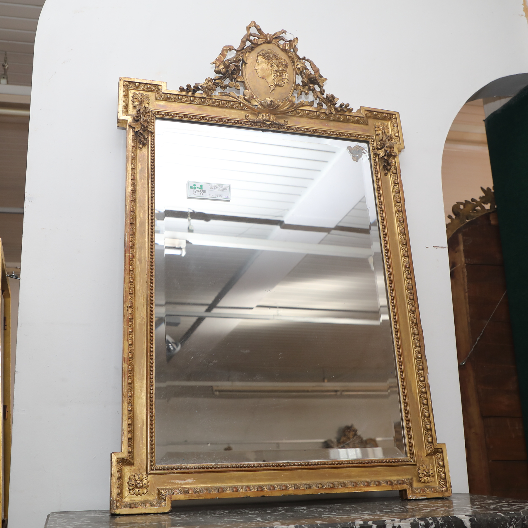 Specchiera rettangolare in legno dorato con cimasa con effigie femminile e fiocco - Specchiere Specchiera rettangolare in legno dorato con cimasa con effigie femminile e fiocco - Specchiere