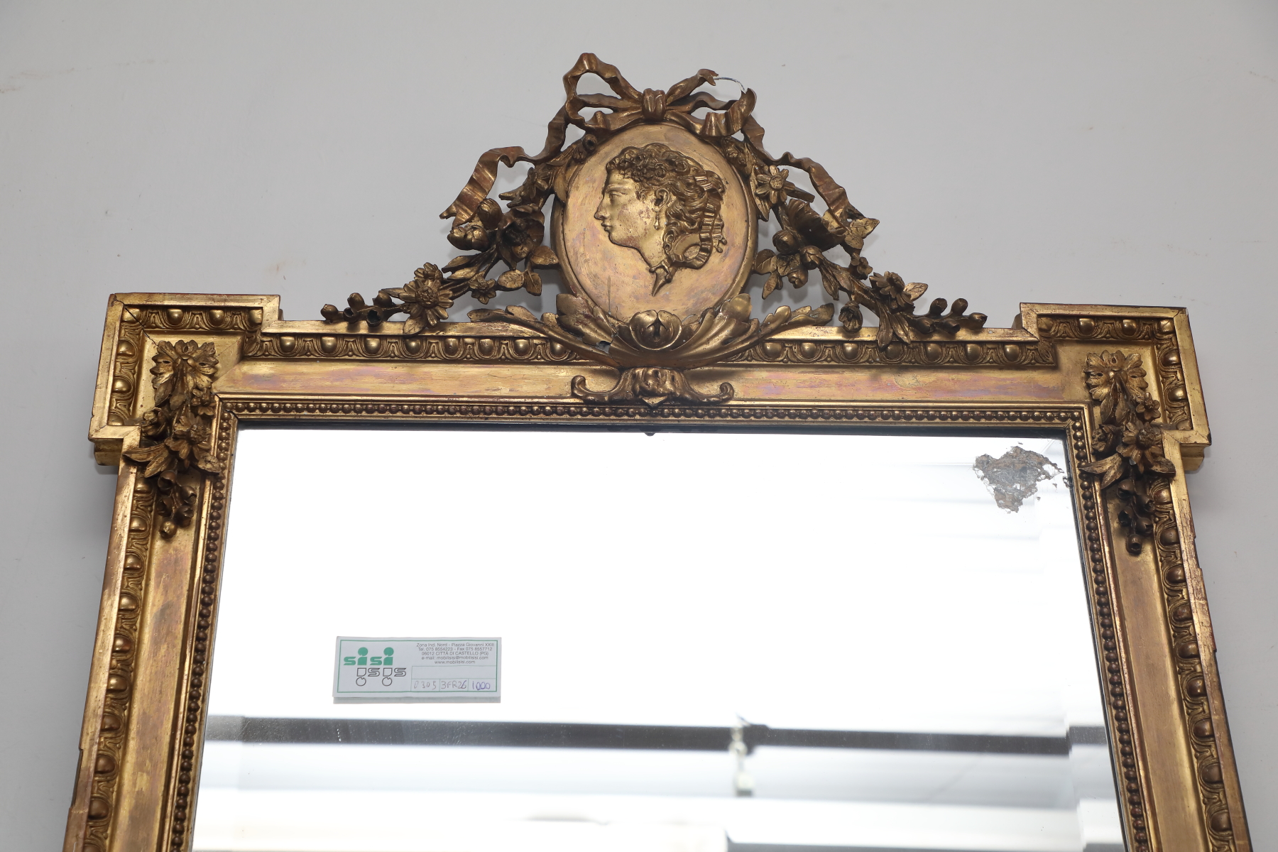 Specchiera rettangolare in legno dorato con cimasa con effigie femminile e fiocco - Specchiere Specchiera rettangolare in legno dorato con cimasa con effigie femminile e fiocco - Specchiere