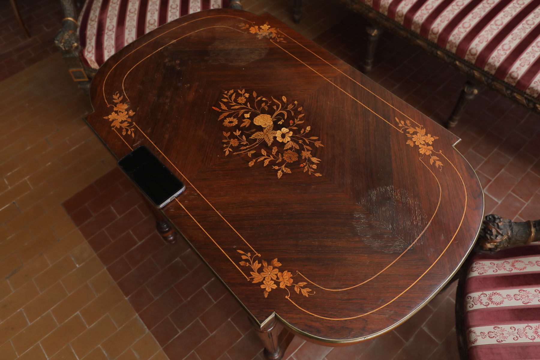 Tavolino da salotto in palissandro con intarsio a motivo floreale di epoca Napoleone III - Tavoli e Scrittoi Tavolino da salotto in palissandro con intarsio a motivo floreale di epoca Napoleone III - Tavoli e Scrittoi
