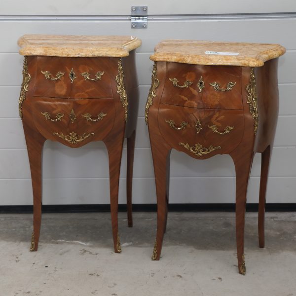 Coppia di comodini mossi intarsiati con piano di marmo di epoca Napoleone III - Comodini