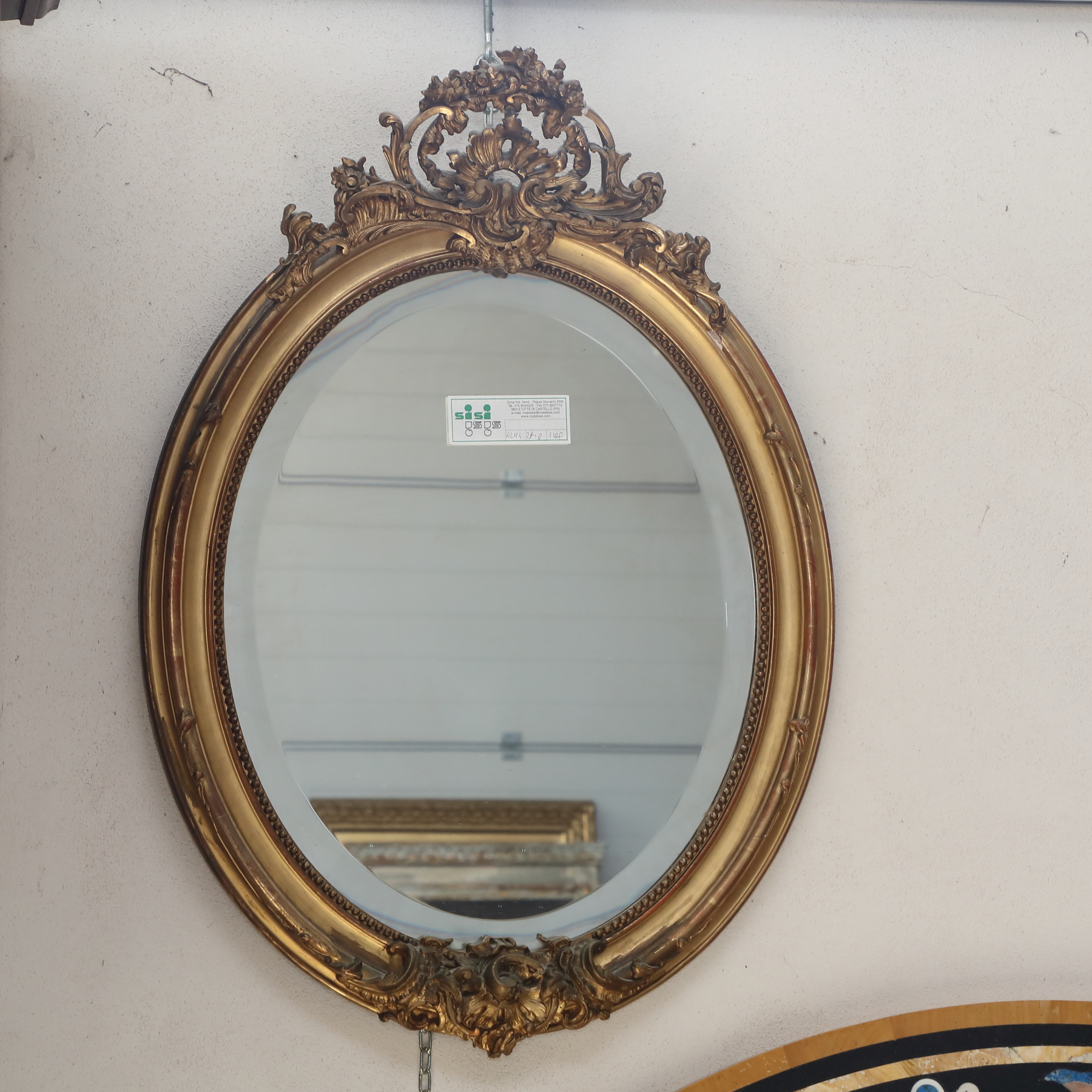 Grande specchiera in legno dorato con fiori intagliati e cimasa con ventaglio - Specchiere Grande specchiera in legno dorato con fiori intagliati e cimasa con ventaglio - Specchiere